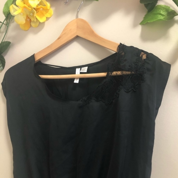 Free w Bundle - LC Black Satin Top - Picture 5 of 7